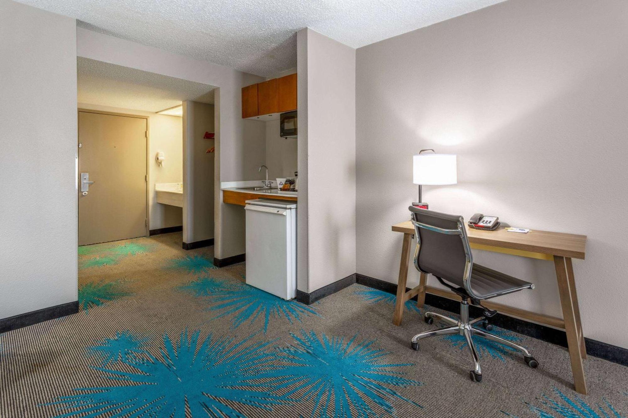 Days Inn & Suites By Wyndham Denver International Airport Zewnętrze zdjęcie