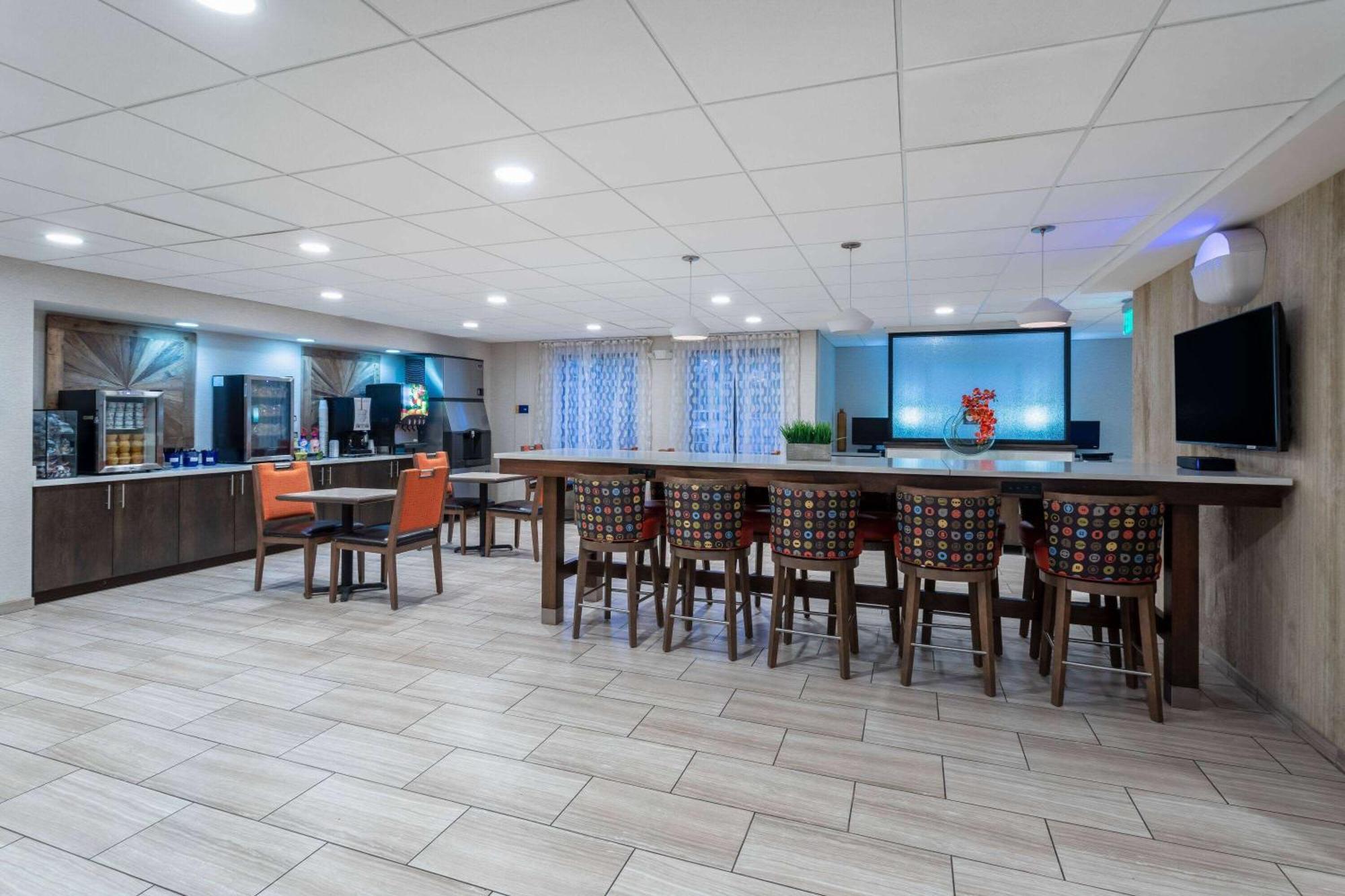 Days Inn & Suites By Wyndham Denver International Airport Zewnętrze zdjęcie