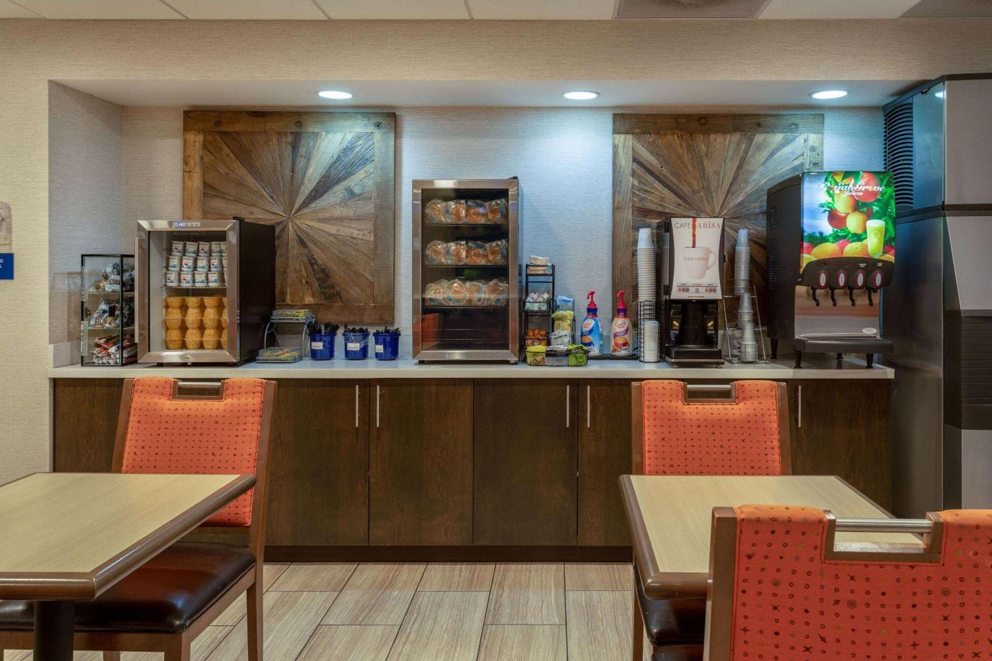 Days Inn & Suites By Wyndham Denver International Airport Zewnętrze zdjęcie