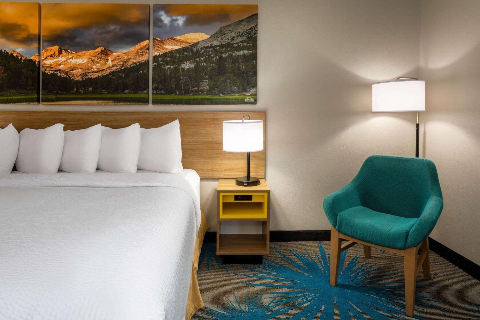Days Inn & Suites By Wyndham Denver International Airport Zewnętrze zdjęcie
