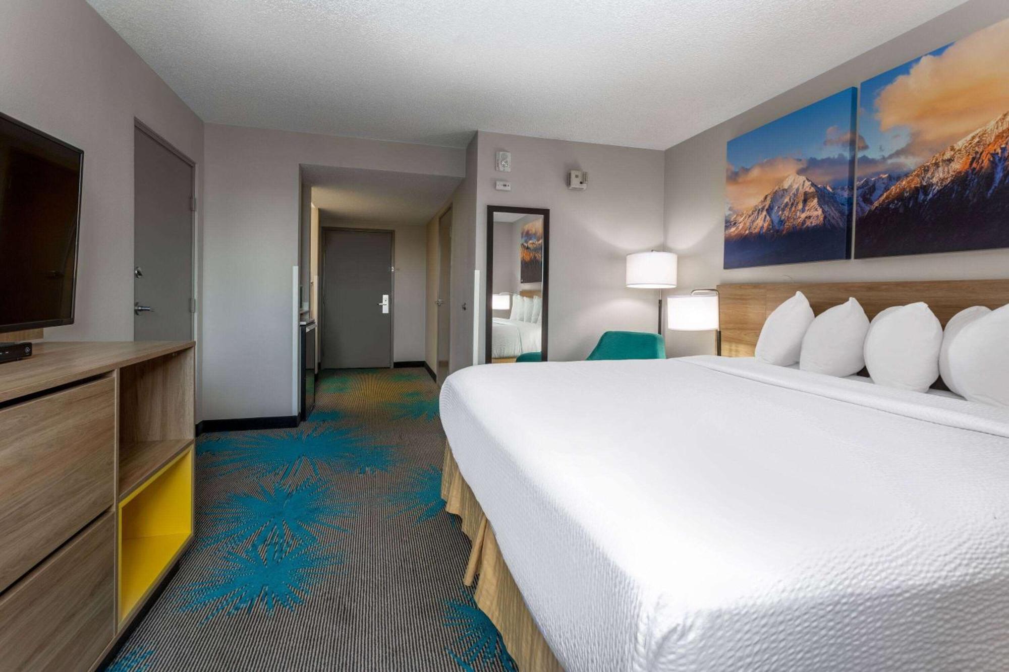 Days Inn & Suites By Wyndham Denver International Airport Zewnętrze zdjęcie