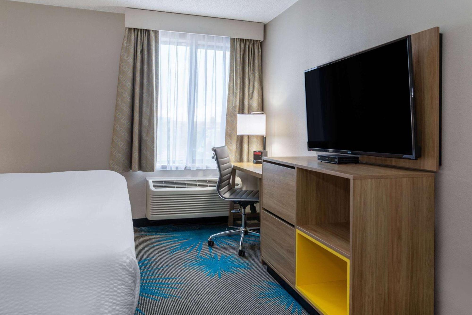 Days Inn & Suites By Wyndham Denver International Airport Zewnętrze zdjęcie