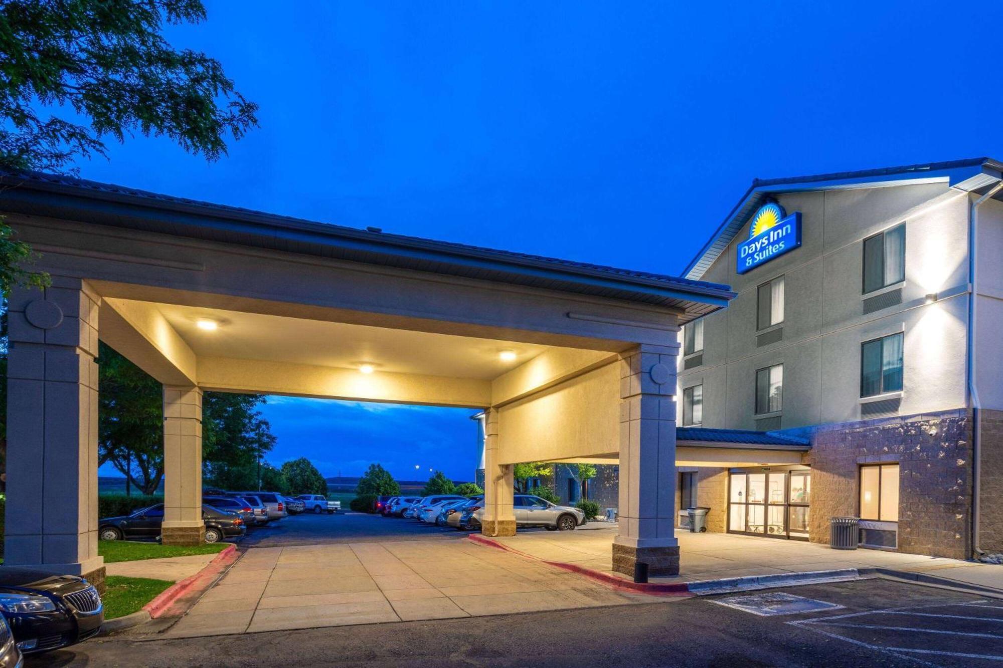 Days Inn & Suites By Wyndham Denver International Airport Zewnętrze zdjęcie