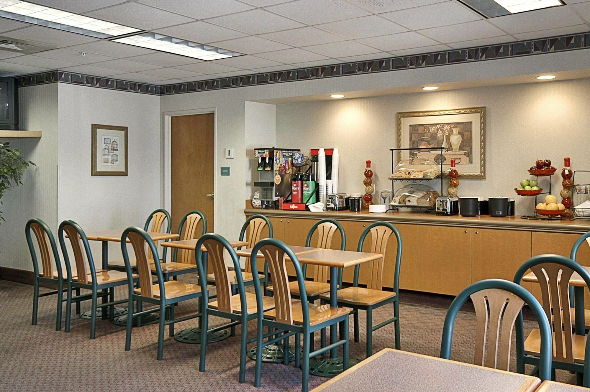 Days Inn & Suites By Wyndham Denver International Airport Zewnętrze zdjęcie
