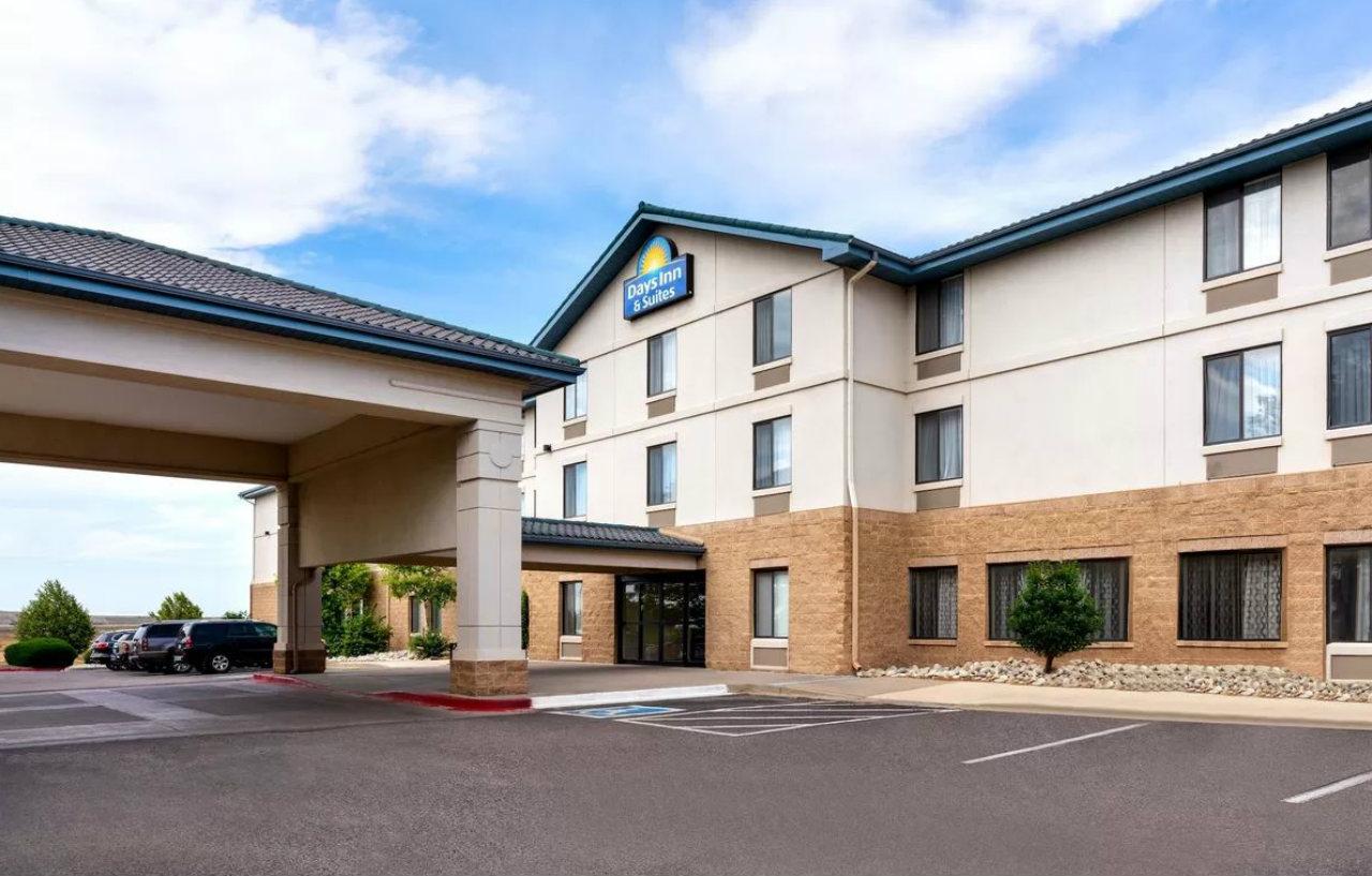 Days Inn & Suites By Wyndham Denver International Airport Zewnętrze zdjęcie
